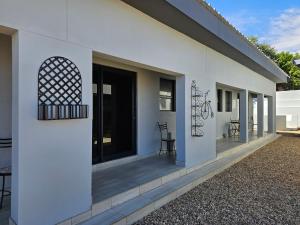 fachada de una casa con patio en Li-Bru Self Catering Accommodation, en Windhoek
