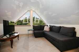sala de estar con sofá y ventana en Casa Kathinka, en Fresing
