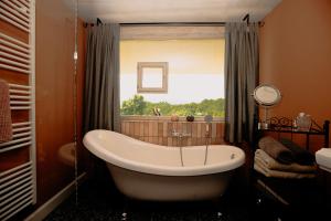 a bath tub in a bathroom with a window at Casa Kathinka in Fresing