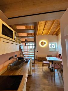 een keuken met een wastafel en een eetkamer bij Studios Al Castello dei Limoni in Limone sul Garda