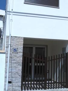 una puerta frente a un edificio con una pared en Casa Entre Serras, en Donas