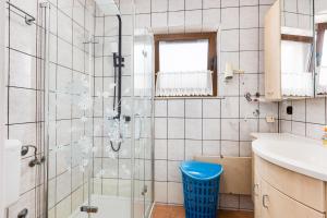 een badkamer met een glazen douche en een wastafel bij VB Jelčić Krk in Krk