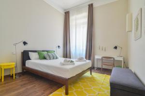 ミラノにあるMilano Charme Suiteのベッドルーム1室(ベッド1台、テーブル、ソファ付)