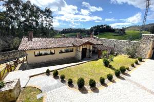 uma vista aérea de uma casa com um jardim em Villa Micaela em Lamadrid