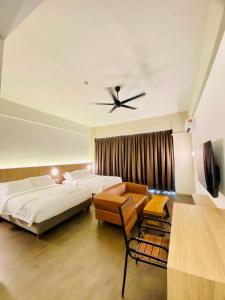 淡马鲁BIG TREE HOTEL的带两张床和吊扇的卧室