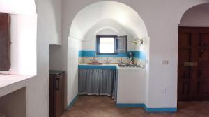 W łazience znajduje się umywalka i lustro. w obiekcie Lighted Pool, Barbecue & Sea View - Authentic "Dammusi" w mieście Pantelleria