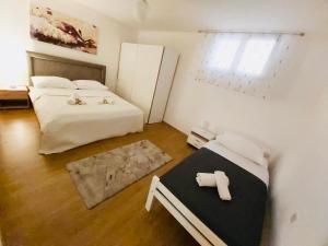 um quarto com uma cama e uma mesa em Anamari apartment em Split