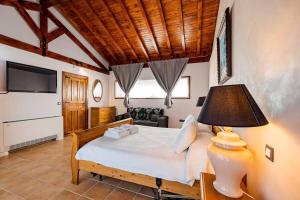 um quarto com uma cama com um candeeiro e um sofá em Villa Micaela em Lamadrid