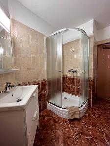 Bilik mandi di Károly Apartman