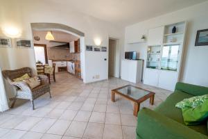 una sala de estar con un sofá y una mesa en La Gabbiana, en Portoferraio