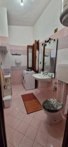 La salle de bains est pourvue d'un lavabo, de toilettes et d'un miroir. dans l'établissement Oleandro, à Rena Majore