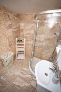 een badkamer met een douche, een wastafel en een toilet bij Quattro City Center Ap101 in Larnaka