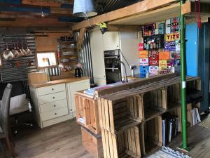 uma cozinha com um balcão num quarto em The Wackery at Prestwick Oak - Shabby Chic Rural Kingsize Quirk - Sleeps 2 em Chiddingfold