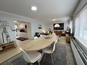 ein Esszimmer und ein Wohnzimmer mit einem Tisch und Stühlen in der Unterkunft 'Broker' - Amazing 2 bedroom apartment near the beach in Ostende