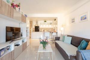 a living room with a couch and a table at Appartement Cosy Calme Central-Terrasse Proche Palais in Cannes