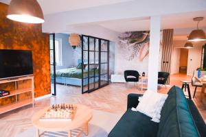 un salon avec un canapé et un échiquier dans l'établissement Lubiński Resort, à Stężyca