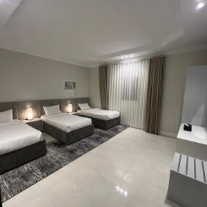 a hotel room with two beds and avisor at شقق سنتارا الفندقية in Taif