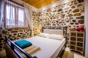 Postel nebo postele na pokoji v ubytování Alexander Aqua Oasis - Poolside Garden Getaway + 29 fotografií