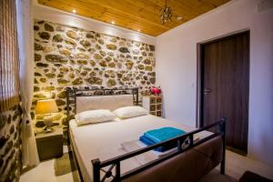 Rúm í herbergi á Alexander Aqua Oasis - Poolside Garden Getaway