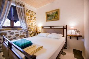 Rúm í herbergi á Alexander Aqua Oasis - Poolside Garden Getaway