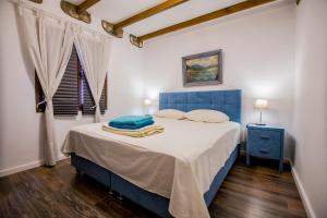 Rúm í herbergi á Alexander Aqua Oasis - Poolside Garden Getaway