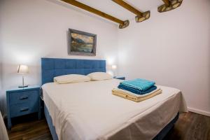 Rúm í herbergi á Alexander Aqua Oasis - Poolside Garden Getaway