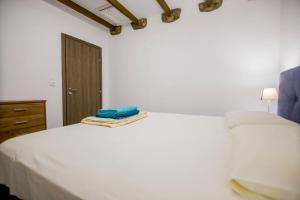 Rúm í herbergi á Alexander Aqua Oasis - Poolside Garden Getaway