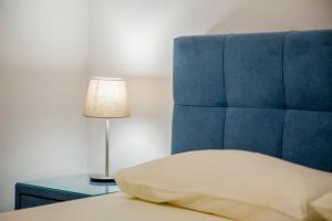 Rúm í herbergi á Alexander Aqua Oasis - Poolside Garden Getaway