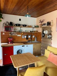 Il comprend une petite cuisine équipée d'une table et d'une cuisinière. dans l'établissement Love Shack, à Balatonudvari