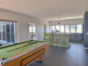 阿尔弗雷德港Seaside Beach House with Pool & Invertor的一间带台球桌的客厅和一间厨房