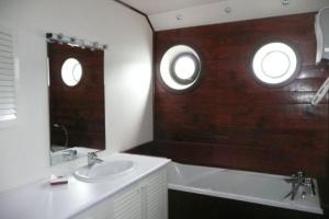 a bathroom with a sink and a tub and two windows at Experience Paris 2024 from la Seine in Villeneuve-la-Garenne