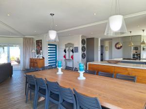 Seaside Beach House with Pool & Invertor的厨房或小厨房