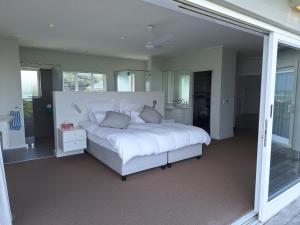 Seaside Beach House with Pool & Invertor客房内的一张或多张床位