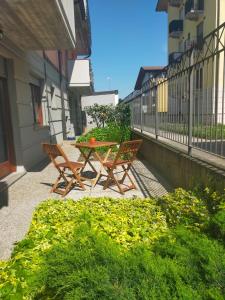 un patio con 2 sillas y una mesa en Xenia di Giò - Appartamento con giardino en Caravaggio