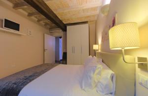 Postel nebo postele na pokoji v ubytování Imola Suites