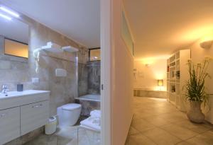 Koupelna v ubytování Imola Suites