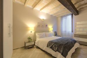 Postel nebo postele na pokoji v ubytování Imola Suites