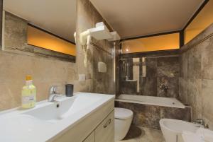 Koupelna v ubytování Imola Suites
