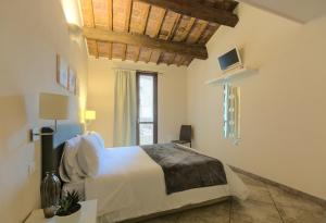 Postel nebo postele na pokoji v ubytování Imola Suites