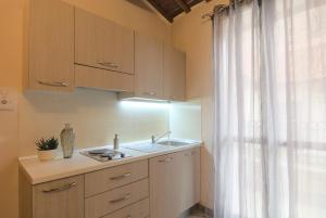 Kuchyň nebo kuchyňský kout v ubytování Imola Suites