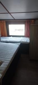 Postel nebo postele na pokoji v ubytování Domaine Les Tamaris - Portes du Soleil - Villa 3 chambres avec Jardin - Climatisation - Accès Animations et Piscines inclus ! + 42 fotografií