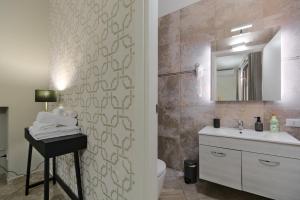 Koupelna v ubytování Imola Suites
