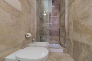 Koupelna v ubytování Imola Suites