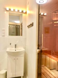 y baño blanco con lavabo y ducha. en W Karkonoszach na Chacie #SAUNA # BILARD #LEŚNY PARK, en Wojcieszyce