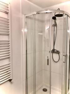 y baño con ducha y puerta de cristal. en W Karkonoszach na Chacie #SAUNA # BILARD #LEŚNY PARK, en Wojcieszyce