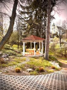 un cenador con mesa y sillas en un parque en W Karkonoszach na Chacie #SAUNA # BILARD #LEŚNY PARK, en Wojcieszyce
