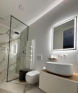 Bilik mandi di Three-Room Apartments with Terrace, SPA and Tennis court