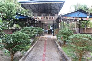 Kebun di luar Hotel Flycatcher Chitwan- A jungle Safari Home