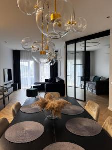 Ruang duduk di Three-Room Apartments with Terrace, SPA and Tennis court