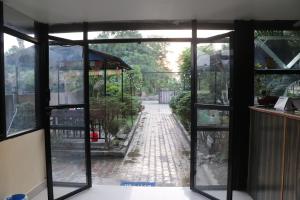 Kebun di luar Hotel Flycatcher Chitwan- A jungle Safari Home